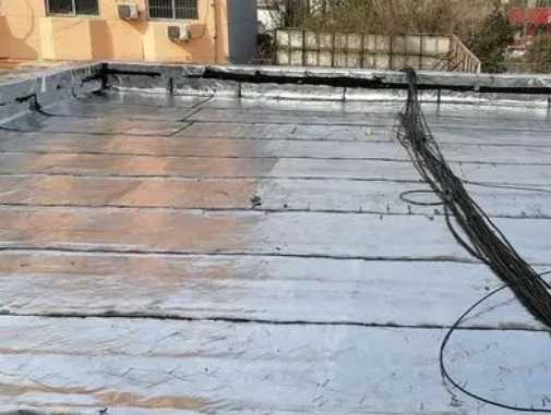 天津卫生间漏水维修公司分享下天津屋面楼顶防水刚性防水层施工要点。